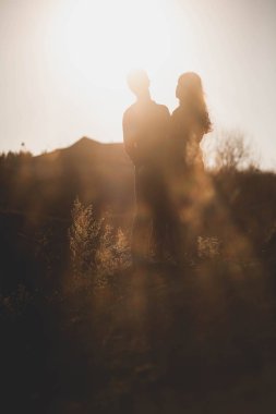 Karı koca doğada, erken Bahar. Mutlu çift tatilde. Aşık gülüyorlar. adam ve kız. akşam parkta hoşlanıyoruz.