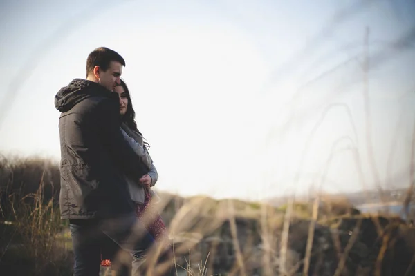 Mann und Frau in der Natur, Vorfrühling. glückliches Paar im Urlaub. Liebhaber lachen. Mann und Frau. Genießen Sie einander im Abendpark. — Stockfoto