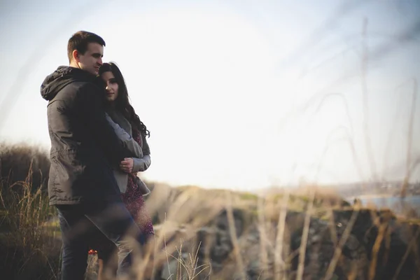 Man en vrouw in de natuur, vroege lente. Gelukkige paar op vakantie. Liefhebbers zijn lachen. jongen en meisje. Geniet van elkaar in het park van de avond. — Stockfoto