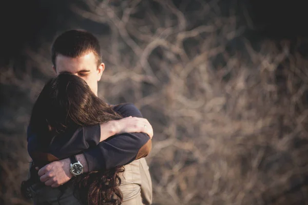 Marido e mulher na natureza, no início da primavera. Um casal feliz de férias. Os amantes estão a rir. homem e rapariga. desfrutar uns dos outros no parque da noite . — Fotografia de Stock