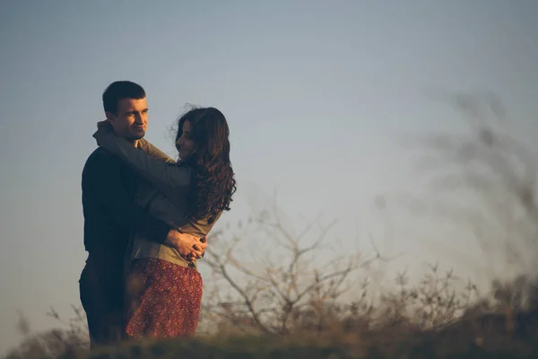 Marido y esposa en la naturaleza, principios de primavera. Pareja feliz de vacaciones. Los amantes se ríen. chico y chica. disfrutar el uno del otro en el parque nocturno . — Foto de Stock