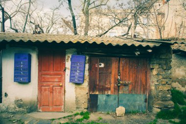 Birkaç eski posta kutuları duvarda asılı. Paslı posta kutuları. Geçmişten gelen posta