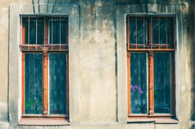 Eski cam kırık boya ile arka plan eski pencere ile vintage tuğla duvar