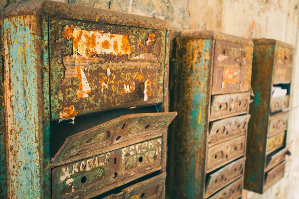 いくつかの古いメールボックス、壁に掛かっています。錆びたメールボックス。過去からのメールします。 — ストック写真