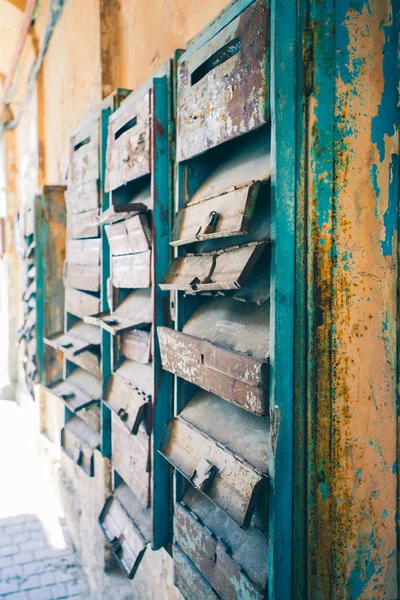 いくつかの古いメールボックス、壁に掛かっています。錆びたメールボックス。過去からのメールします。 — ストック写真