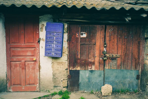 Birkaç eski posta kutuları duvarda asılı. Paslı posta kutuları. Geçmişten gelen posta
