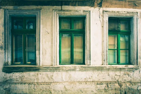 Eski cam kırık boya ile arka plan eski pencere ile vintage tuğla duvar