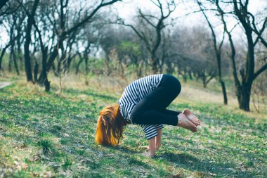 Yoga ve açık havada spor yapmak güzel bir beyaz kız. Doğu Avrupa'da erken Bahar.