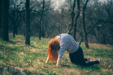Yoga ve açık havada spor yapmak güzel bir beyaz kız. Doğu Avrupa'da erken Bahar.