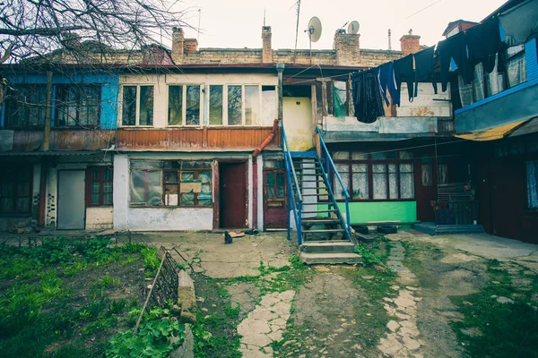 Старый дом в старом городе, бедность в городах Восточной Европы — стоковое фото