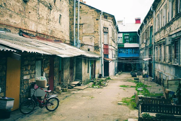 Vecchia casa nella città vecchia, Povertà nelle città dell'Europa orientale — Foto Stock