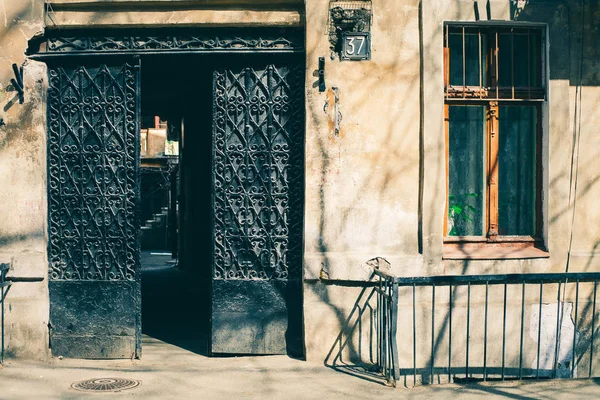古いドア ヴィンテージ bakground、古い家の古いドア. — ストック写真