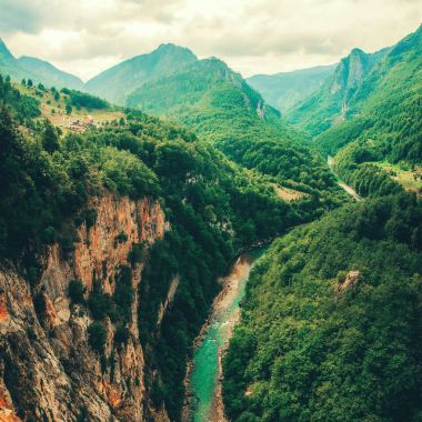 Tara nehir ve Kanyon ve Karadağ'ın kuzeyinde, kırsal. Karadağ, Tara nehir Djurdjevi Köprüsü yanında