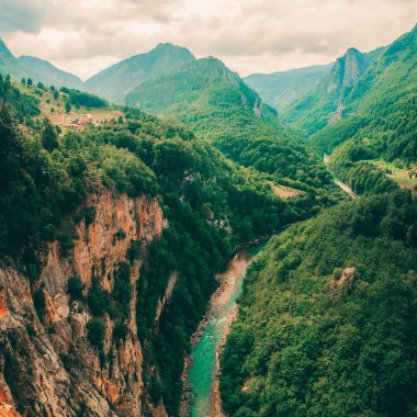 Tara nehir ve Kanyon ve Karadağ'ın kuzeyinde, kırsal. Karadağ, Tara nehir Djurdjevi Köprüsü yanında