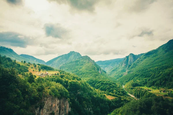 The Tara River and Canyon, and its countryside, in northern Montenegro. Montenegro,Tara River next to Djurdjevi bridge — Stock Photo, Image