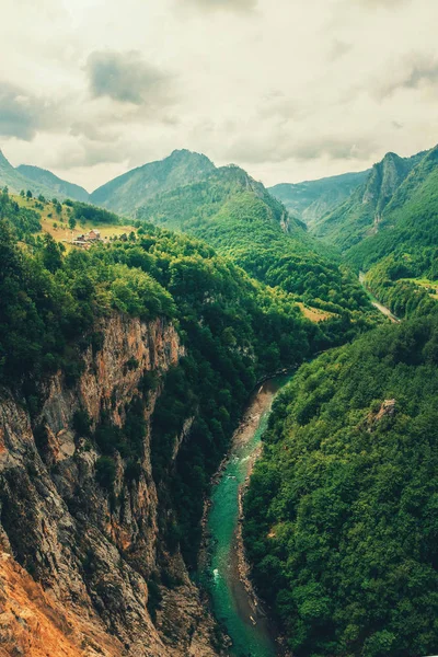 Tara nehir ve Kanyon ve Karadağ'ın kuzeyinde, kırsal. Karadağ, Tara nehir Djurdjevi Köprüsü yanında
