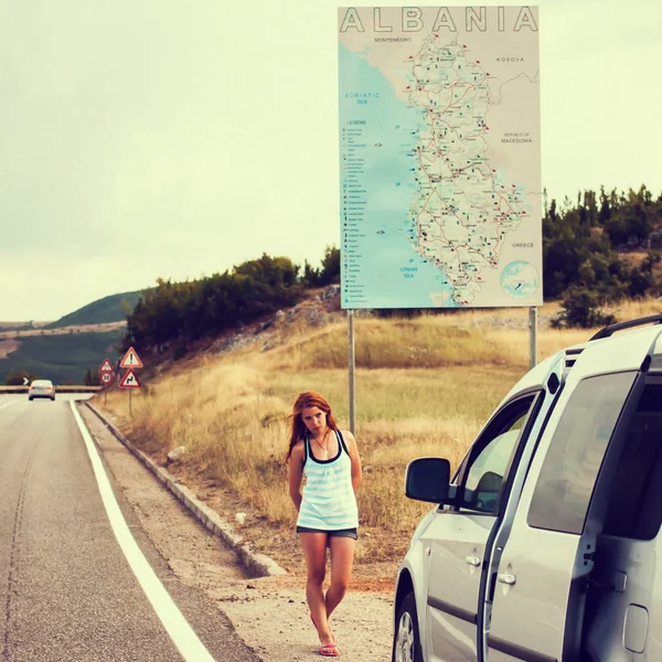 Young hipster friends on road trip on a summers day. Euro-trip — Stock Photo, Image