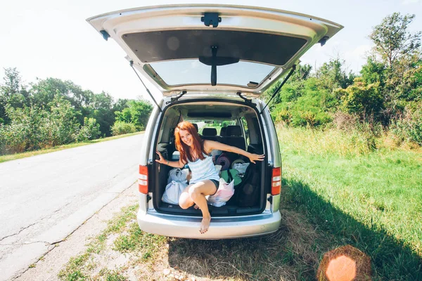 Young hipster friends on road trip on a summers day. Euro-trip — Stock Photo, Image