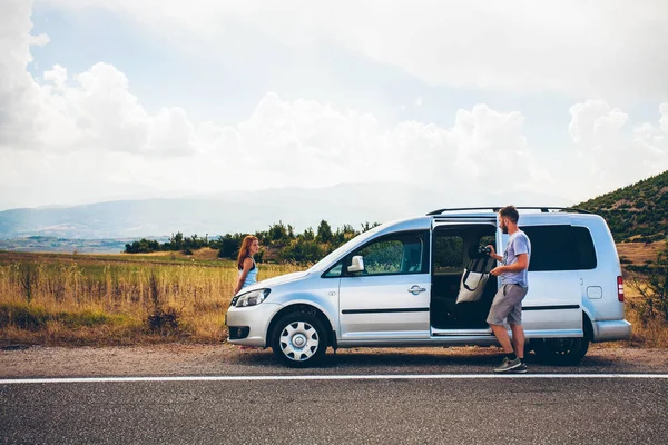 Young hipster friends on road trip on a summers day. Euro-trip — Stock Photo, Image