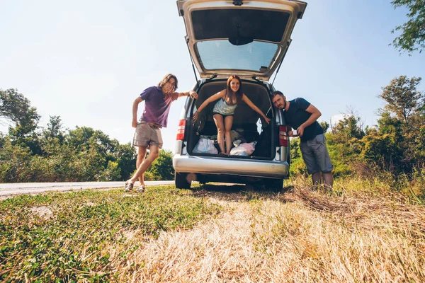 Jovens amigos hipster em viagem de carro em um dia de verão. Euro-viagem Fotos De Bancos De Imagens