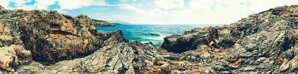 Вид на Которский залив и вход в Адриатическое море. Херцег-Нови, Монтенегро. Дикий пляж в Черногории, в Которе — стоковое фото