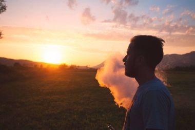 Sakal duman elektronik sigara açık olan adam. Elektronik sigara duman