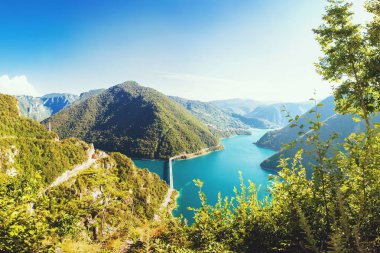 Piva Kanyonu Karadağ - doğa seyahat arka plan. Pluzine kanyonda
