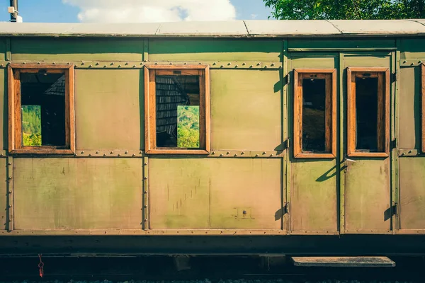 Transporte ferroviario de madera retro en la estación de Serbia . —  Fotos de Stock