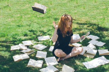 Öğrenme eBook okuyucu ve kitap ile bir kadın. Modern eğitim teknolojisi ve geleneksel yol yöntemi arasında seçim. Dijital tablet pc ve ders kitabı tutan kız. Çağdaş eğitim.