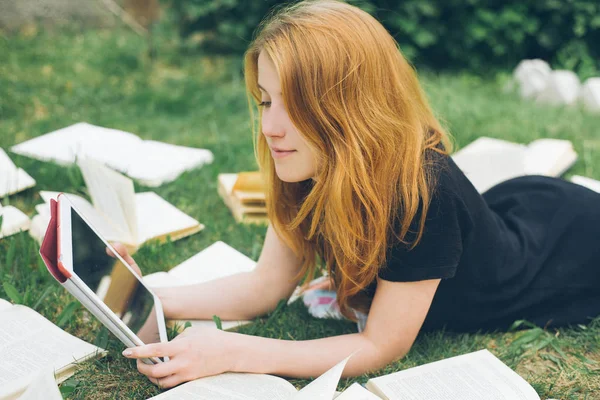 Mulher aprendendo com leitor de ebook e livro. Escolha entre tecnologia educacional moderna e método de maneira tradicional. Menina segurando tablet digital pc e livro didático. Educação contemporânea . — Fotografia de Stock