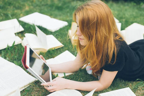 Mulher aprendendo com leitor de ebook e livro. Escolha entre tecnologia educacional moderna e método de maneira tradicional. Menina segurando tablet digital pc e livro didático. Educação contemporânea . — Fotografia de Stock