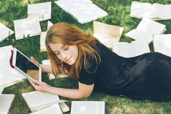 Vrouw leren met eBooklezer en boek. Keuze tussen moderne onderwijstechnologie en methode van de traditionele manier. Meisje houden digitale tablet pc en leerboek. Hedendaagse onderwijs. — Stockfoto