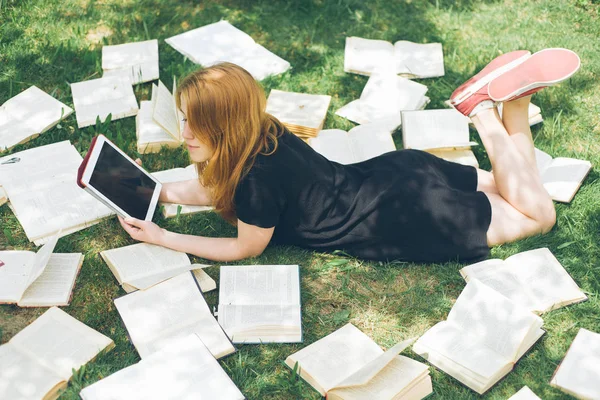 Nő tanulás ebook olvasó és könyv. Választhat a modern oktatási technológia és a hagyományos módszer. Lány digitális tábla-pc és a tankönyv. Kortárs oktatás. — Stock Fotó