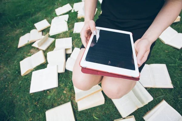 Kvinna lärande med ebook läsare och bok. Valet mellan modern pedagogisk teknik och traditionella sättet metod. Flicka håller digital TabletPC och lärobok. Samtida utbildning. — Stockfoto