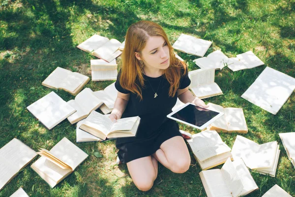 Vrouw leren met eBooklezer en boek. Keuze tussen moderne onderwijstechnologie en methode van de traditionele manier. Meisje houden digitale tablet pc en leerboek. Hedendaagse onderwijs. — Stockfoto