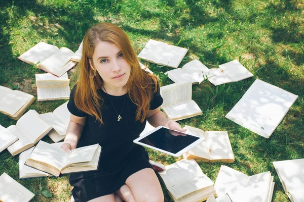 Kvinna lärande med ebook läsare och bok. Valet mellan modern pedagogisk teknik och traditionella sättet metod. Flicka håller digital TabletPC och lärobok. Samtida utbildning. — Stockfoto