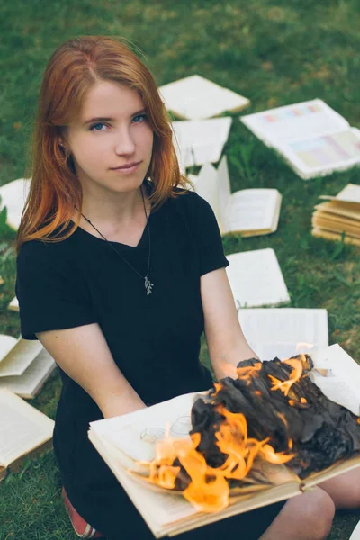Bir kitap yaz bahçesinde doğada yakma tutan bir kız