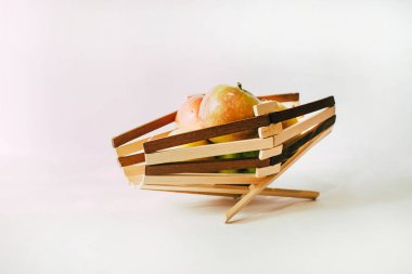 Birkaç elma ve bir sepet ile natürmort