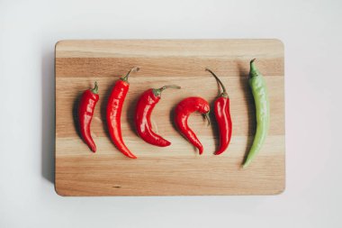 kesme tahtası üzerinde taze sebze ile mutfak arka plan