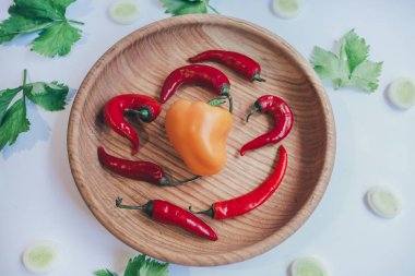 kesme tahtası üzerinde taze sebze ile mutfak arka plan