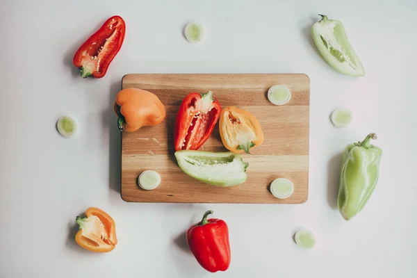 Culinaire achtergrond met verse groenten op snijplank Stockfoto