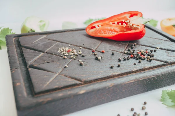 Culinaire achtergrond met verse groenten op snijplank Rechtenvrije Stockafbeeldingen