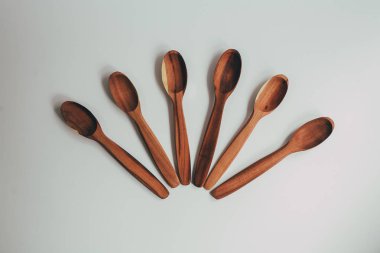 Tahta kaşık beyaz arkaplanda izole edildi