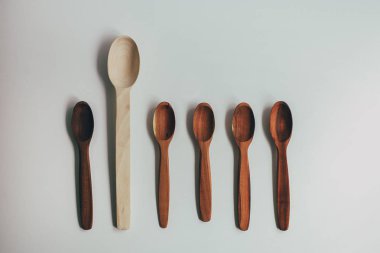 Tahta kaşık beyaz arkaplanda izole edildi