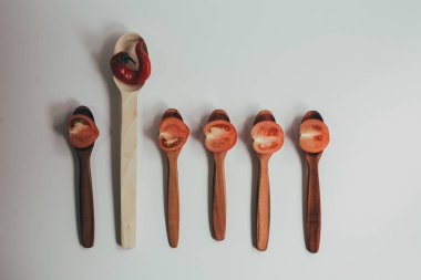 Mutfak tabağını paket servisi olan restoran iş için ayarla: ahşap Eko kaşık geri dönüşüm, çatal izole beyaz yan görünüm üzerinde. Eko stil, ahşap, ahşap çatal bıçak takımı