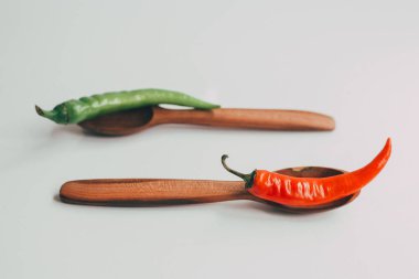 Mutfak tabağını paket servisi olan restoran iş için ayarla: ahşap Eko kaşık geri dönüşüm, çatal izole beyaz yan görünüm üzerinde. Eko stil, ahşap, ahşap çatal bıçak takımı