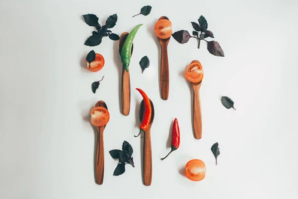 Set de utensilios de cocina para llevar: cuchara ecológica de reciclaje de madera, tenedor aislado en vista lateral blanca. Estilo ecológico, madera, cubiertos de madera — Foto de Stock