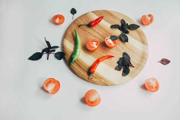 Comida, alimentación saludable y el concepto de nutrición calabaza en rodajas y otras verduras en la tabla de madera — Foto de Stock