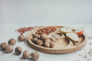 Kesme tahtası üzerinde taze sebze ile mutfak arka plan. Bir ahşap kesme tahtası, eko-stil, rustik taze sebze