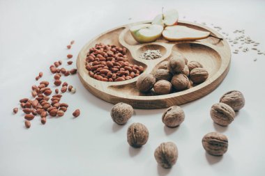 Kesme tahtası üzerinde taze sebze ile mutfak arka plan. Bir ahşap kesme tahtası, eko-stil, rustik taze sebze